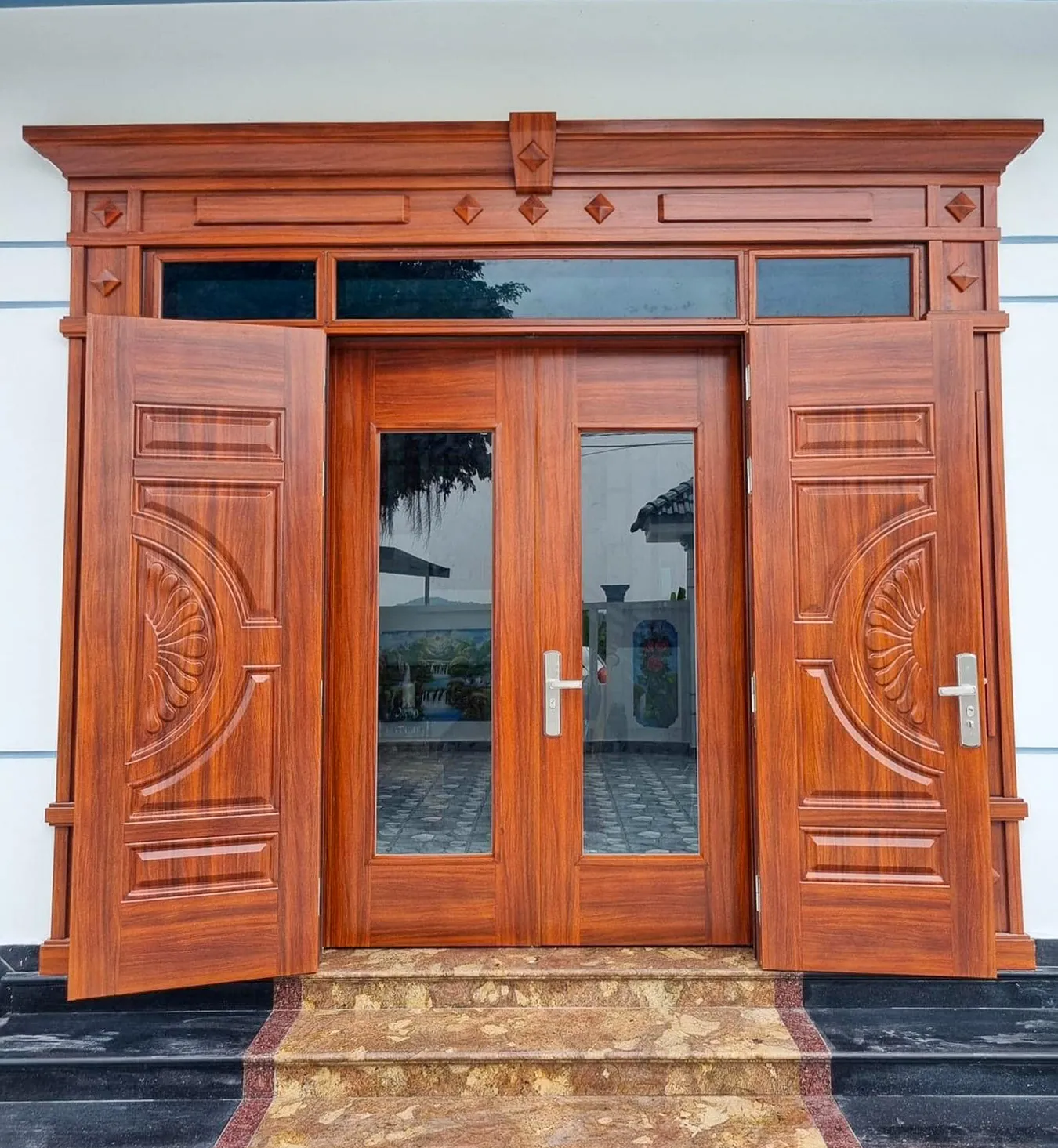 Cửa chính 4 cánh rộng rãi và an toàn
