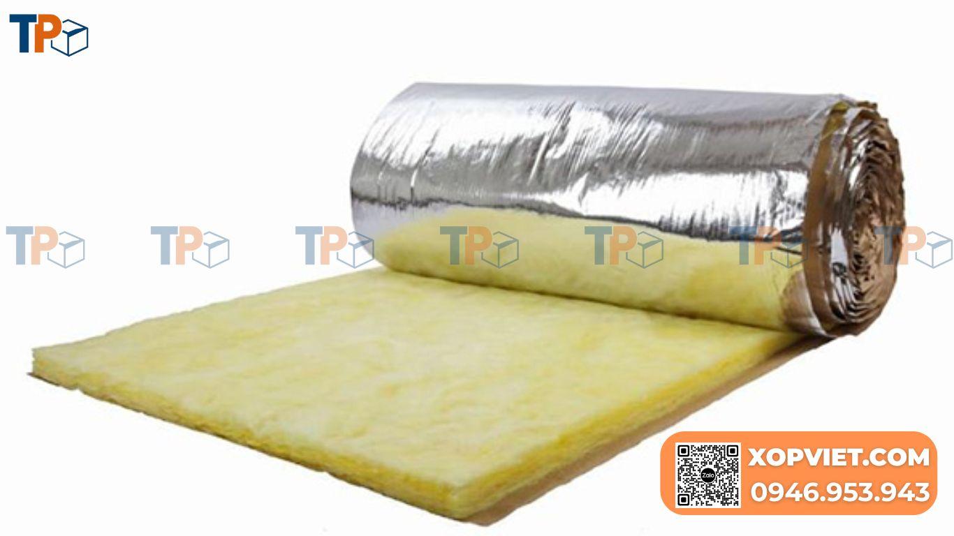 Lắp đặt bông sợi thủy tinh cách nhiệt cho mái nhà để nâng cao hiệu quả năng lượng công trình