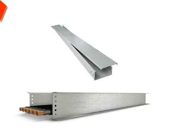 Hình ảnh co xuống máng cáp được lắp đặt trong hệ thống điện công nghiệp