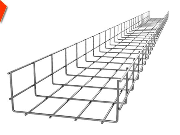 Hình ảnh kỹ sư đang kiểm tra quá trình lắp đặt máng cáp 50x50 trong hệ thống điện nhà máy, đảm bảo an toàn và hiệu quả.