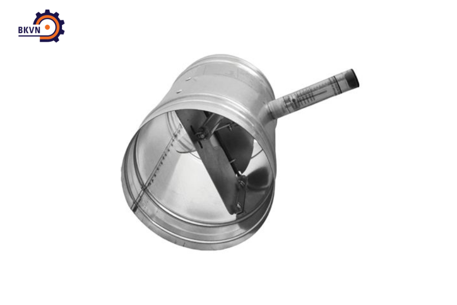Hình ảnh van chống cháy ngược đang được lắp đặt trong hệ thống ống gió của một tòa nhà