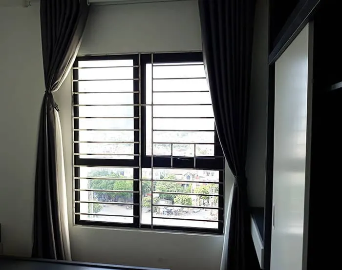 Song cửa sổ inox hộp 15x15mm đan đều, thiết kế phổ biến