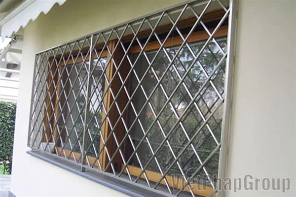 Song cửa sổ inox dạng đan chéo độc đáo