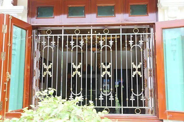 Song cửa sổ inox với họa tiết hoa văn tinh tế