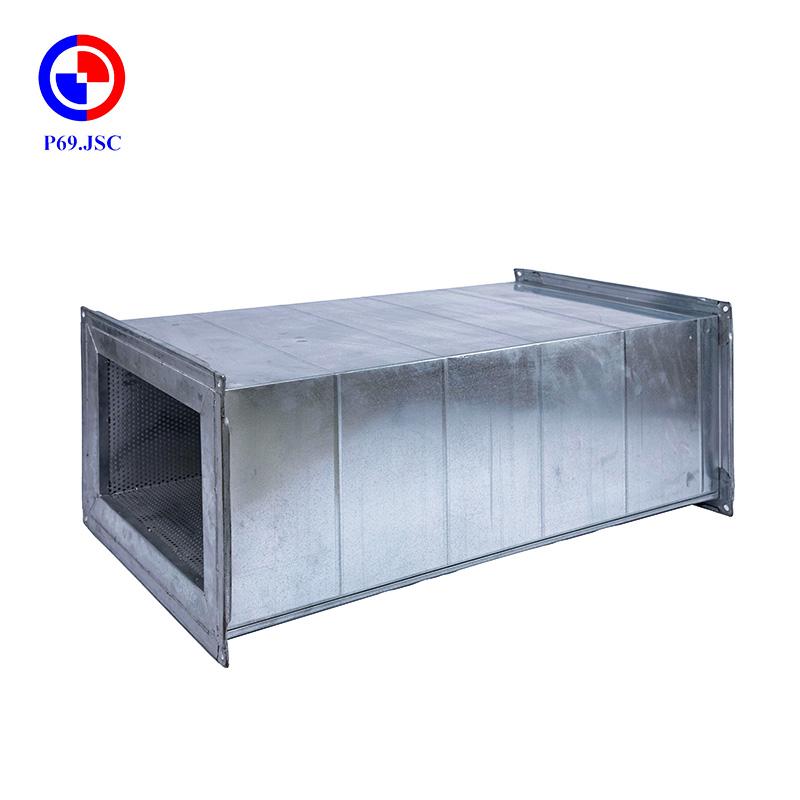 Kỹ thuật viên đang kiểm tra và lắp đặt thiết bị tiêu âm ống gió trong hệ thống điều hòa không khí.