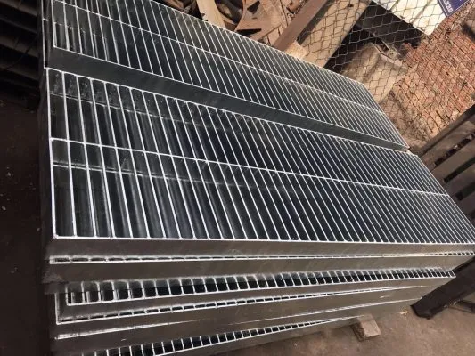 Chi tiết các thanh thép la và thanh xoắn trong cấu tạo tấm sàn grating