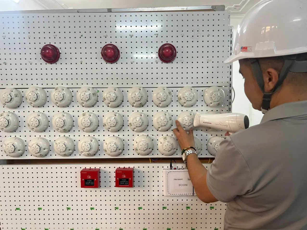 kiểm tra đầu báo nhiệt tại hiện trường bằng máy sấy tóc