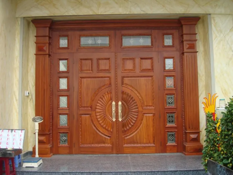 Bộ cửa gỗ với nhiều bộ phận cấu thành