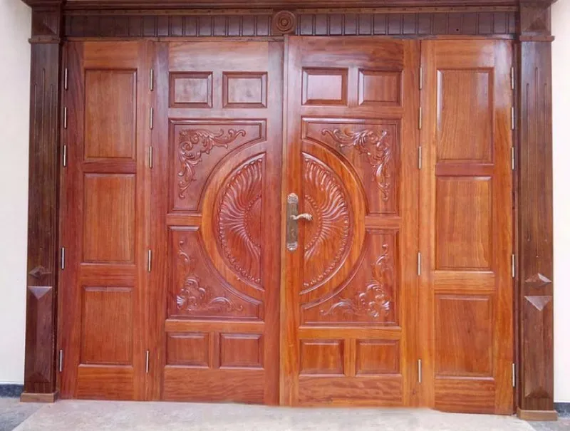 Cửa gỗ 4 cánh với ô kính cường lực, tối ưu ánh sáng tự nhiên