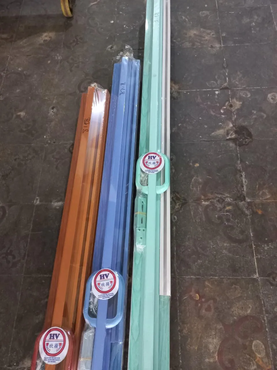 Cửa xếp nhựa giá rẻ màu trắng ngà, giải pháp tiết kiệm cho phòng tắm nhỏ.