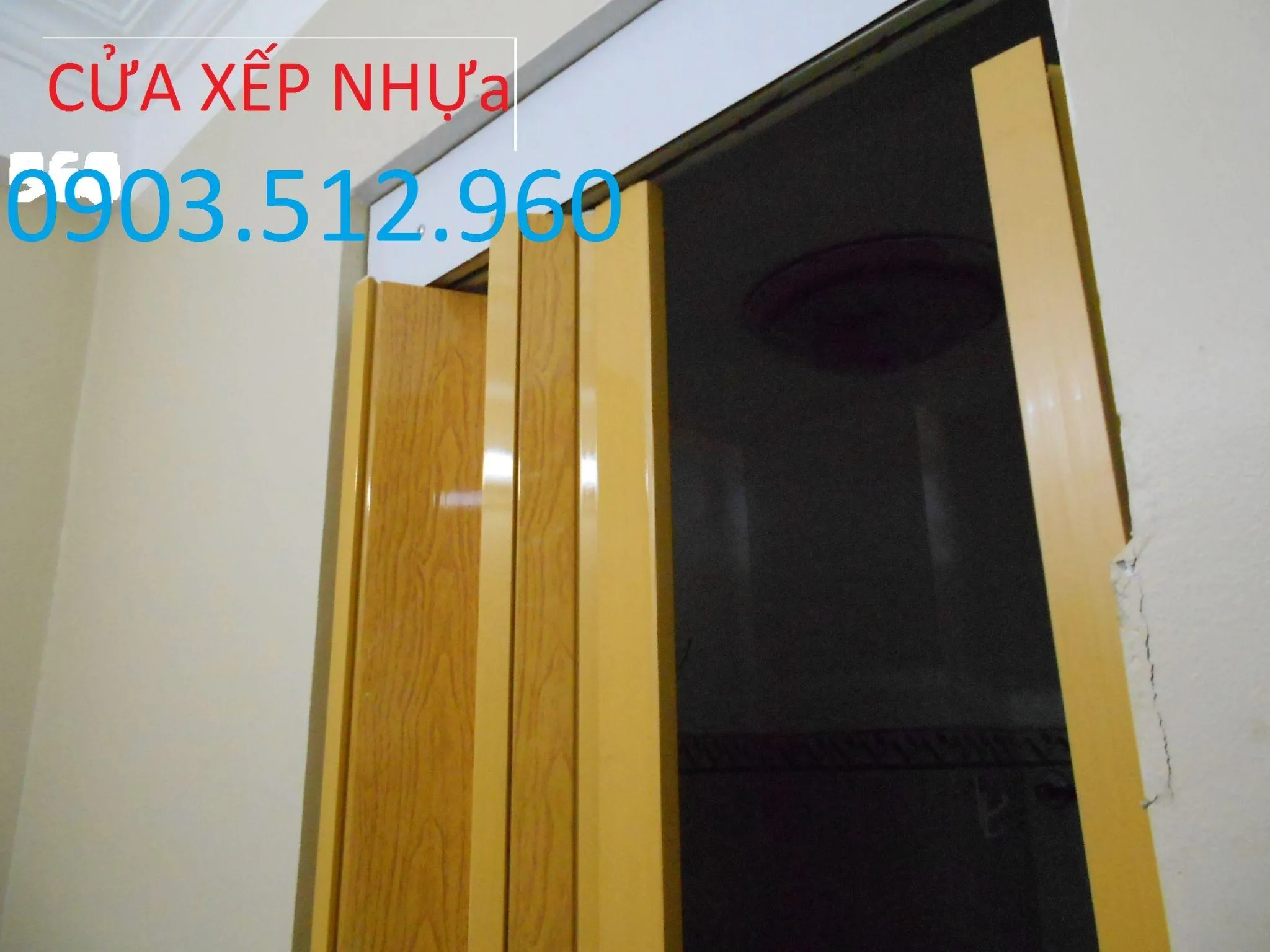 Cửa xếp nhựa loại trung (dẻo) với màu sắc trang nhã, độ bền cao, phù hợp cho nhà vệ sinh.