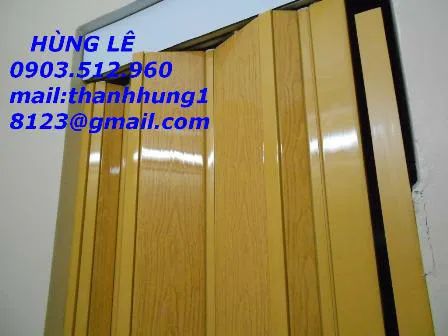 Mẫu cửa xếp nhựa cao cấp với họa tiết vân gỗ, mang lại vẻ đẹp hiện đại và sang trọng cho nhà tắm.