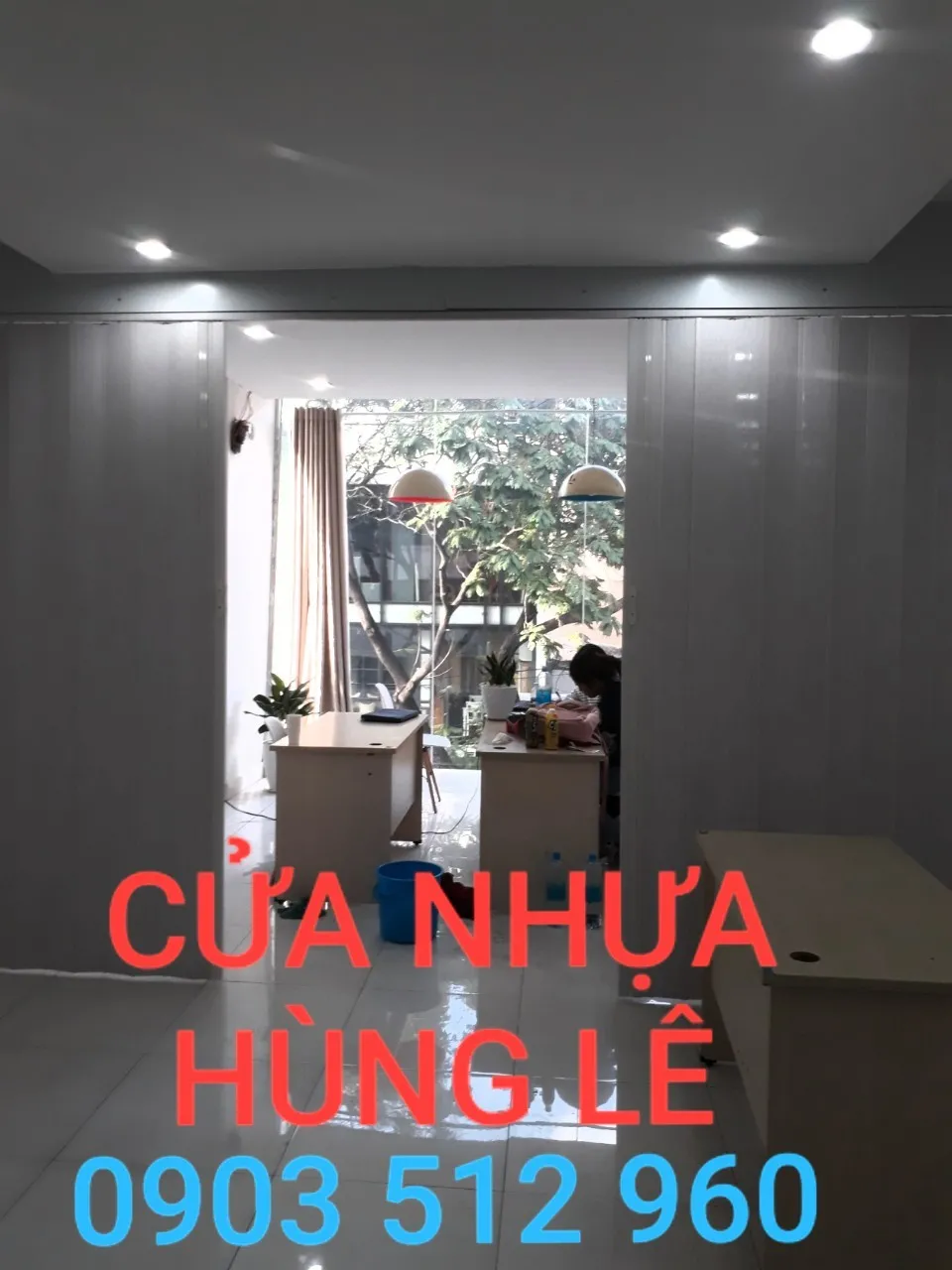 Hình ảnh thi công thực tế vách ngăn bằng cửa xếp nhựa khổ lớn tại TPHCM, tối ưu không gian.