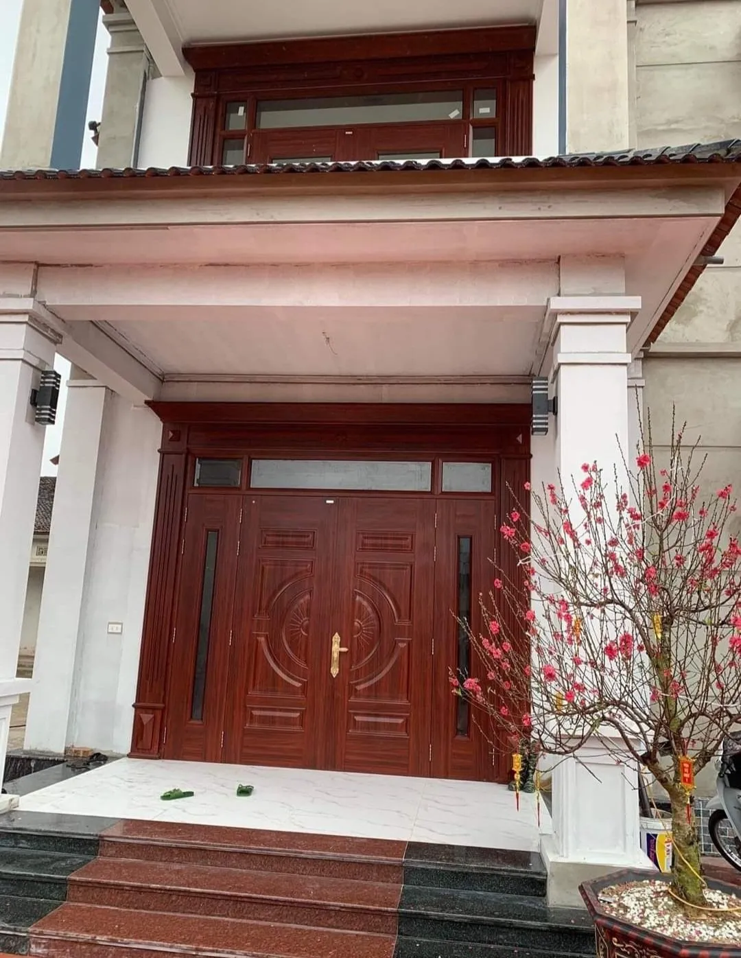 Cửa thép vân gỗ 4 cánh thực tế tại khu đô thị