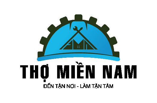 Thợ kỹ thuật đang bảo dưỡng và bôi trơn bản lề cửa sắt