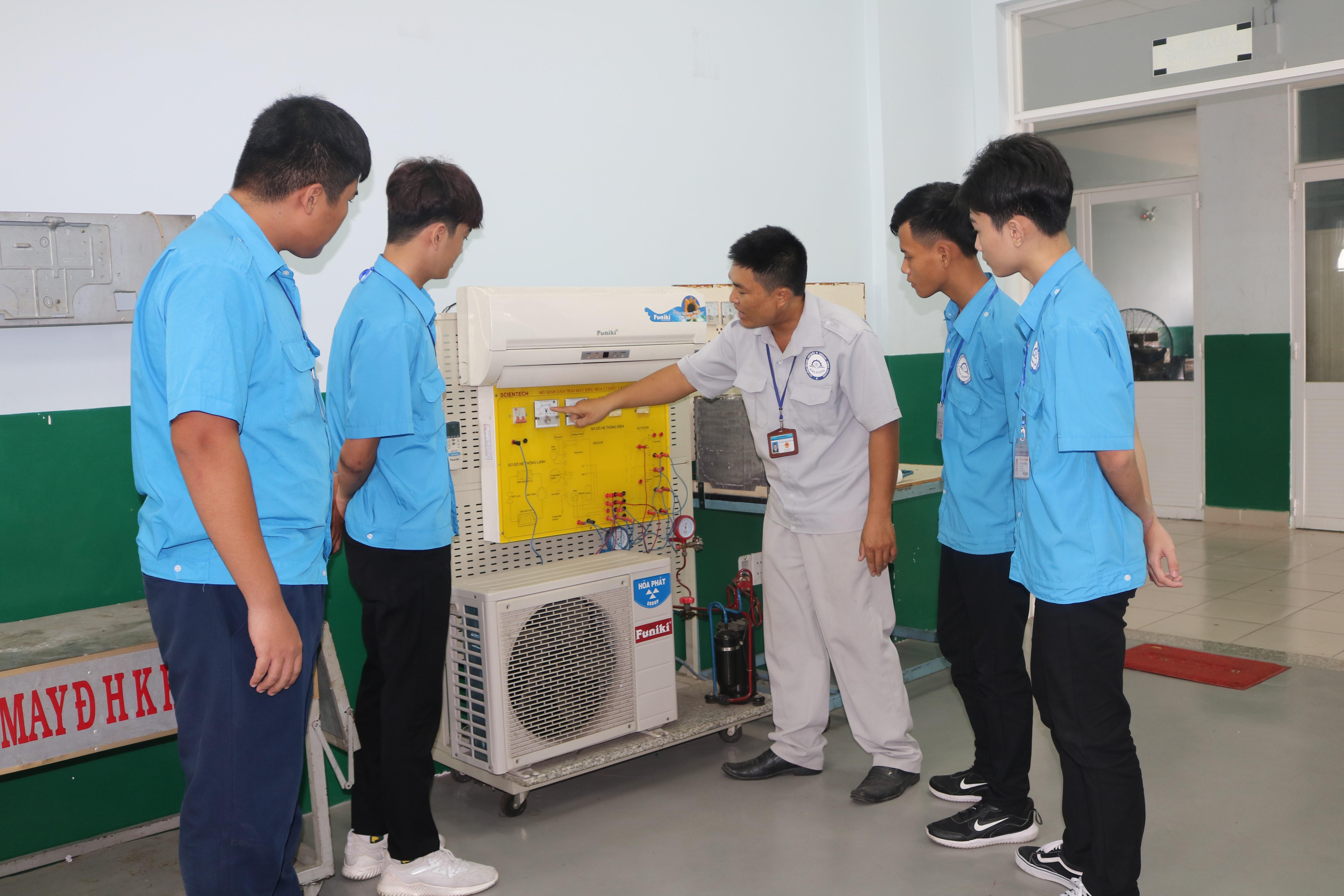 Kỹ thuật viên bảo trì hệ thống điều hòa không khí công nghiệp phức tạp