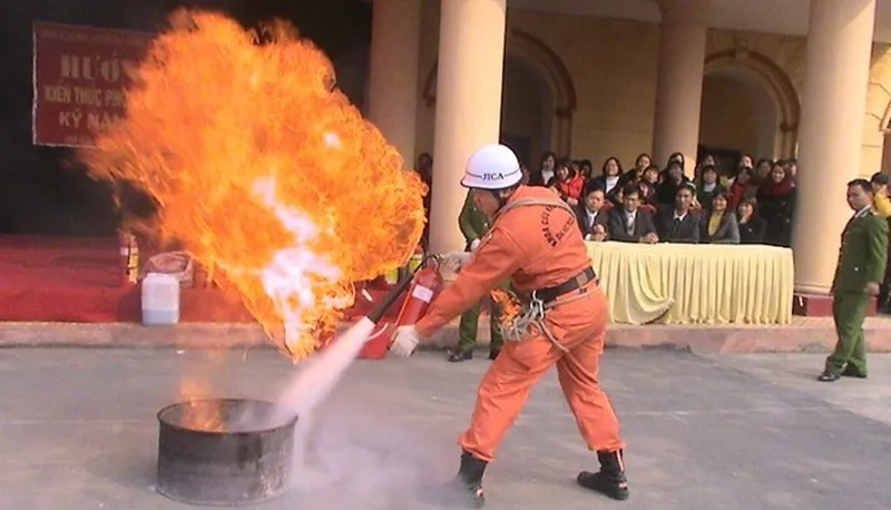 Khám Phá Cấu Tạo Bình Chữa Cháy CO2: Từ A đến Z Cho An Toàn PCCC 1 cach dung binh chua chay khi co2 1