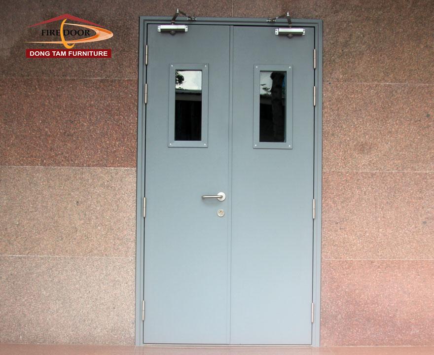 Cửa Chống Cháy 2 Cánh: Tấm Lá Chắn An Toàn Không Thể Thiếu Cho Mọi Công Trình 2 Hình ảnh cửa chống cháy 2 cánh bằng thép được lắp đặt tại hành lang thoát hiểm của một tòa nhà.