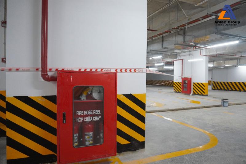 Hồ Sơ Phòng Cháy Chữa Cháy: Chìa Khóa An Toàn Cho Mọi Công Trình 4 Cửa chống cháy được lắp đặt trong hành lang tòa nhà, minh họa một giải pháp ngăn cháy hiệu quả