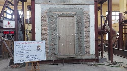 Cửa Chống Cháy EI 60: Chìa Khóa An Toàn Cho Mọi Công Trình Hiện Đại 3 Hinh anh cua chong chay EI 60 dang duoc kiem dinh tai lo thu nghiem pccc
