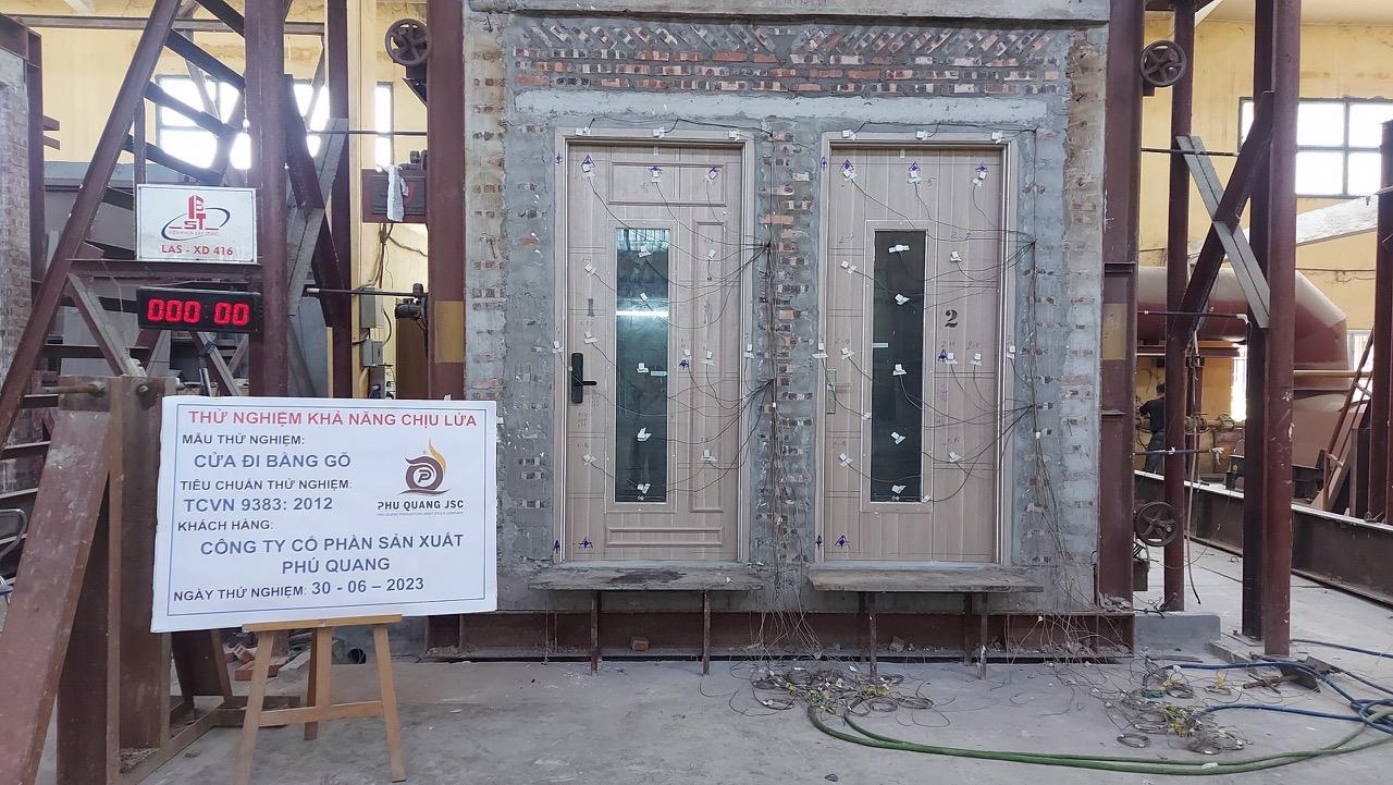 Tiêu Chuẩn Cửa Chống Cháy: Chìa Khóa An Toàn PCCC Hiệu Quả 3 Cửa chống cháy đang được kiểm định theo tiêu chuẩn PCCC trong điều kiện nhiệt độ cao tại lò thử nghiệm