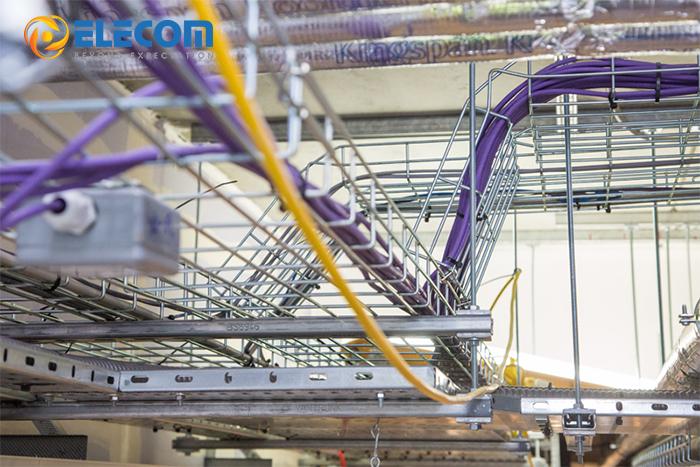 Quy trình lắp đặt máng cáp điện trong công trình công nghiệp hoặc thương mại